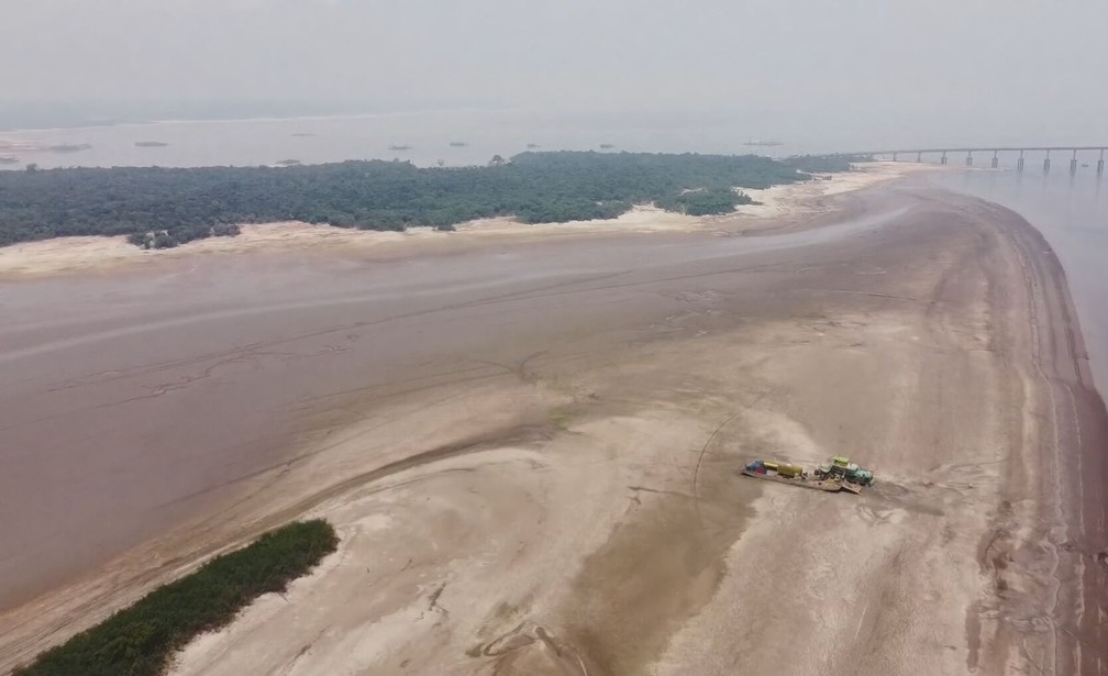 Bancos de areia tomam conta do Rio Negro, no Amazonas, em meio a seca — Foto: TV Globo/Reprodução
