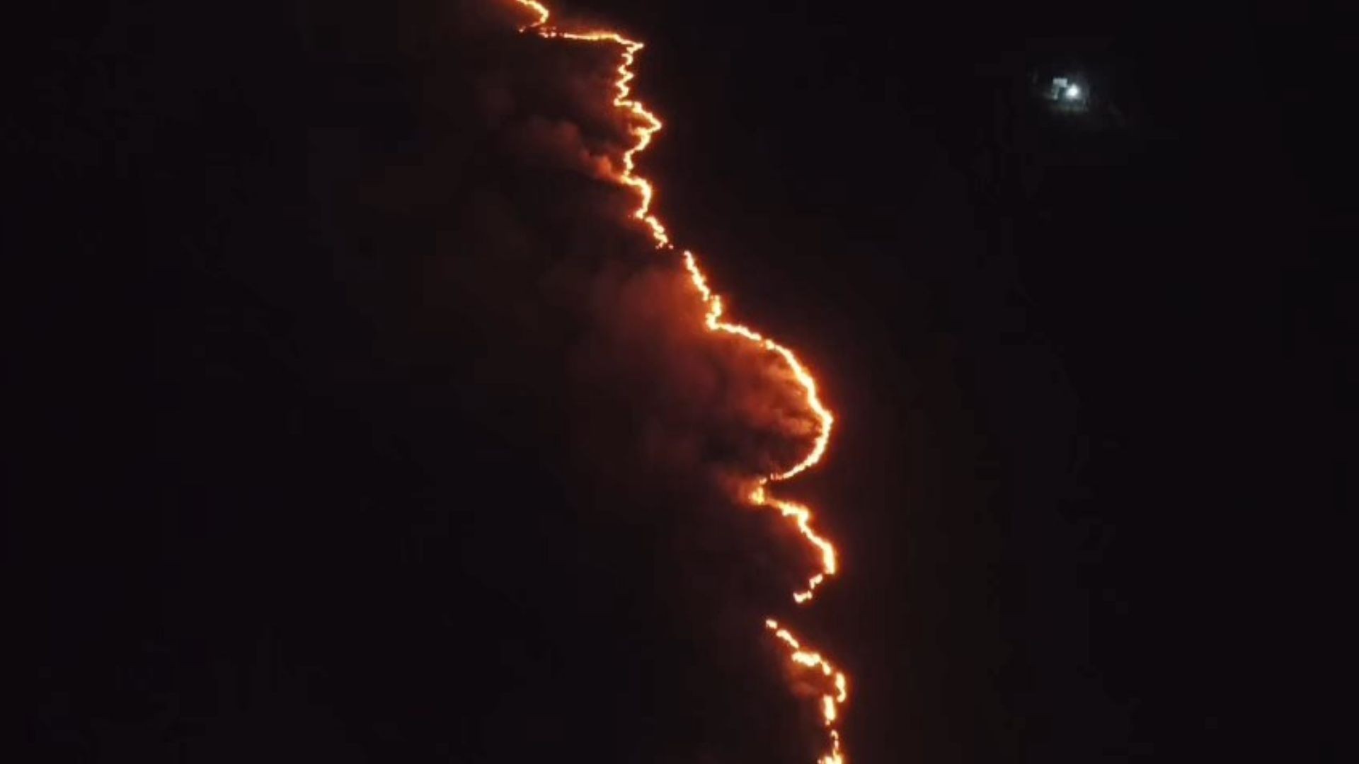 Incêndio atinge mais de 2 mil m² de área de vegetação de difícil acesso no Sul do ES; veja VÍDEO