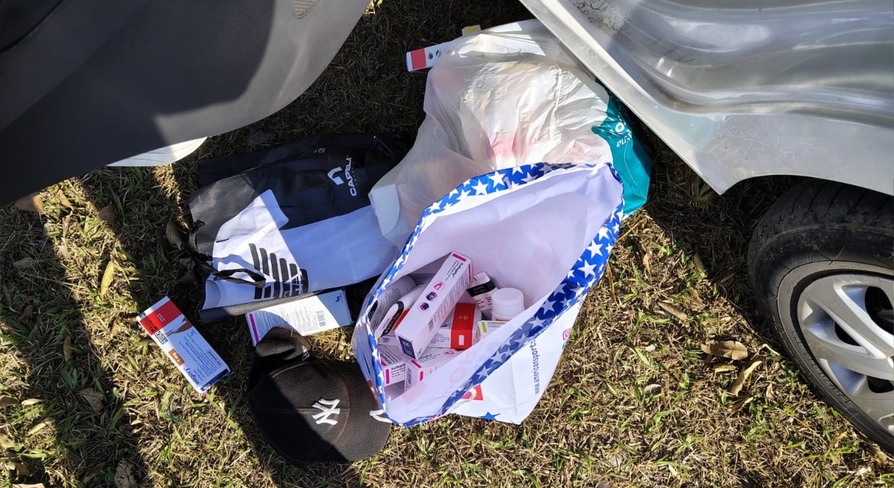 Suspeitos de assalto a farmácia batem carro em poste durante fuga em Sorocaba