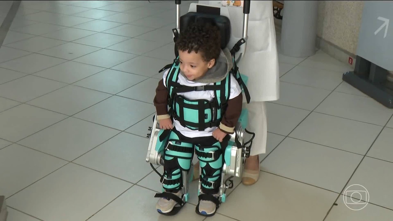 Conheça o paciente mais jovem a vestir exoesqueleto, 'armadura' que ajuda a andar 