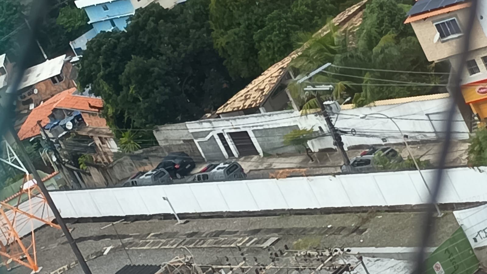 Dois homens morrem após tiroteio em bairro de Salvador; condomínio de classe média recomendou que moradores não saíssem de casa