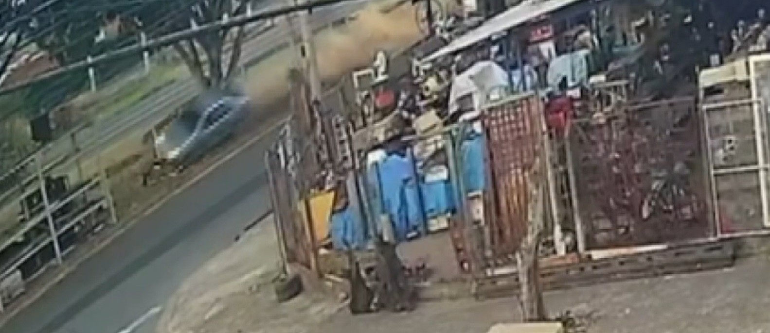 VÍDEO: mulher morre e 4 ficam feridos após carro sem freio atingir alambrado e bater contra árvore em Limeira