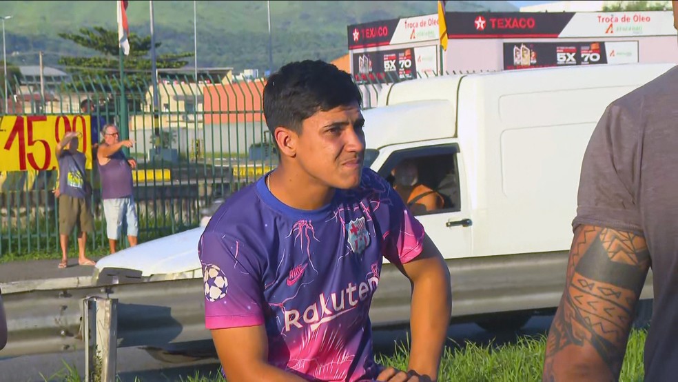 Auxiliar que estava na cabine que ficou destruída saiu ileso; motorista foi levado em estado grave — Foto: Reprodução/TV Globo