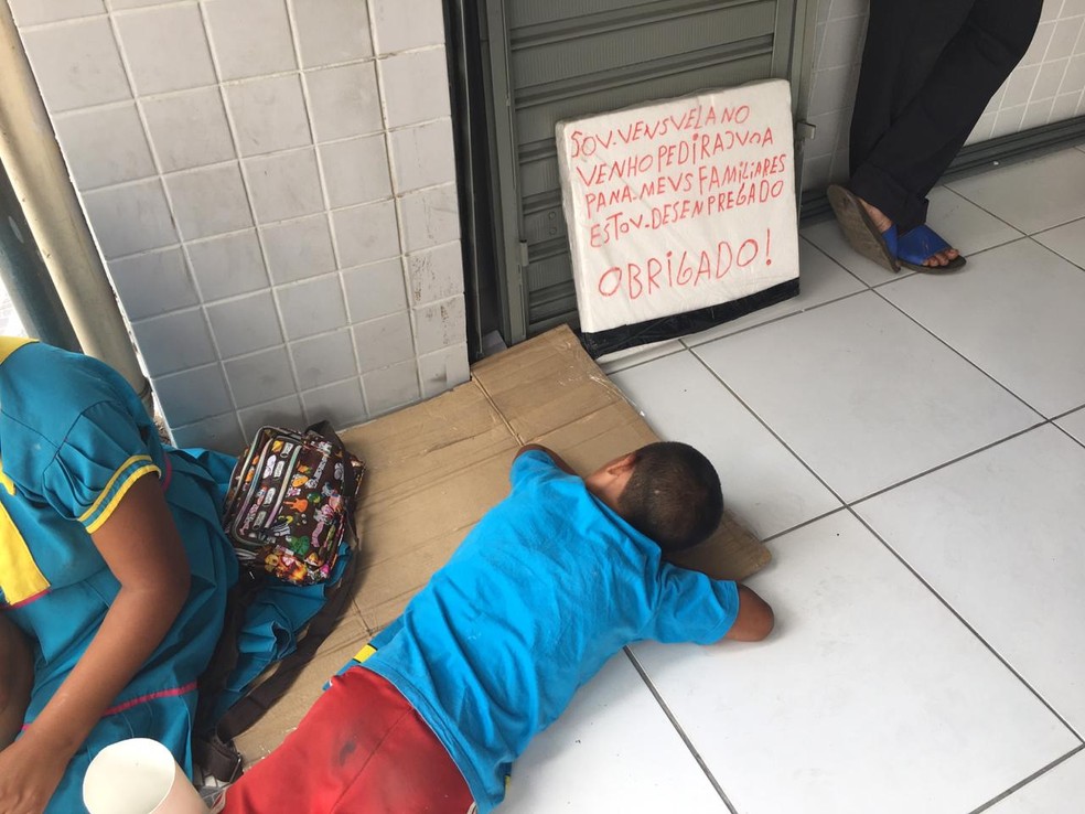 Venezuelanos se abrigaram em lojas e casas lotéricas do Centro de Teresina — Foto: Maria Romero/g1
