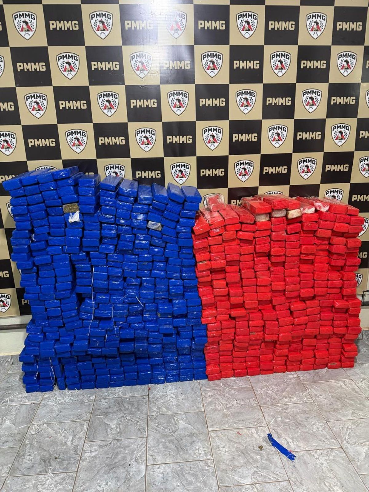 Perseguição policial termina com apreensão de 600 kg de maconha e duas prisões em MG