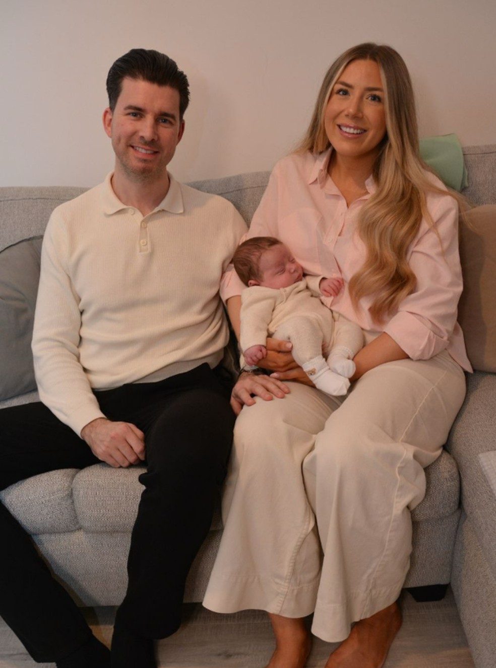 Família com bebê após transplante de útero — Foto: Hospital Queen Charlotte's and Chelsea