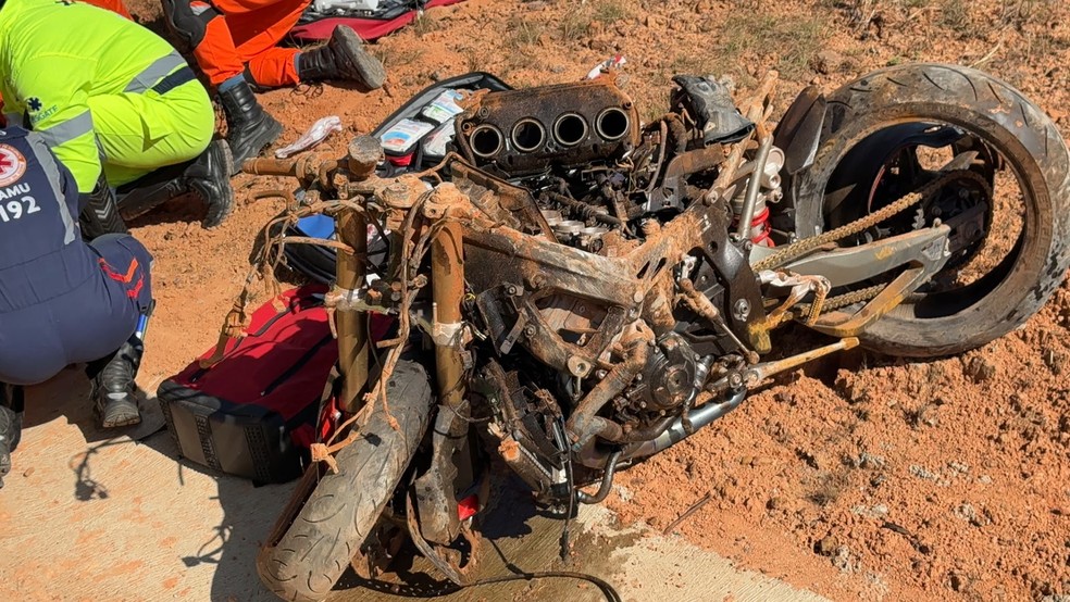 Moto ficou destruída após acidente na BR-163 — Foto: Reprodução