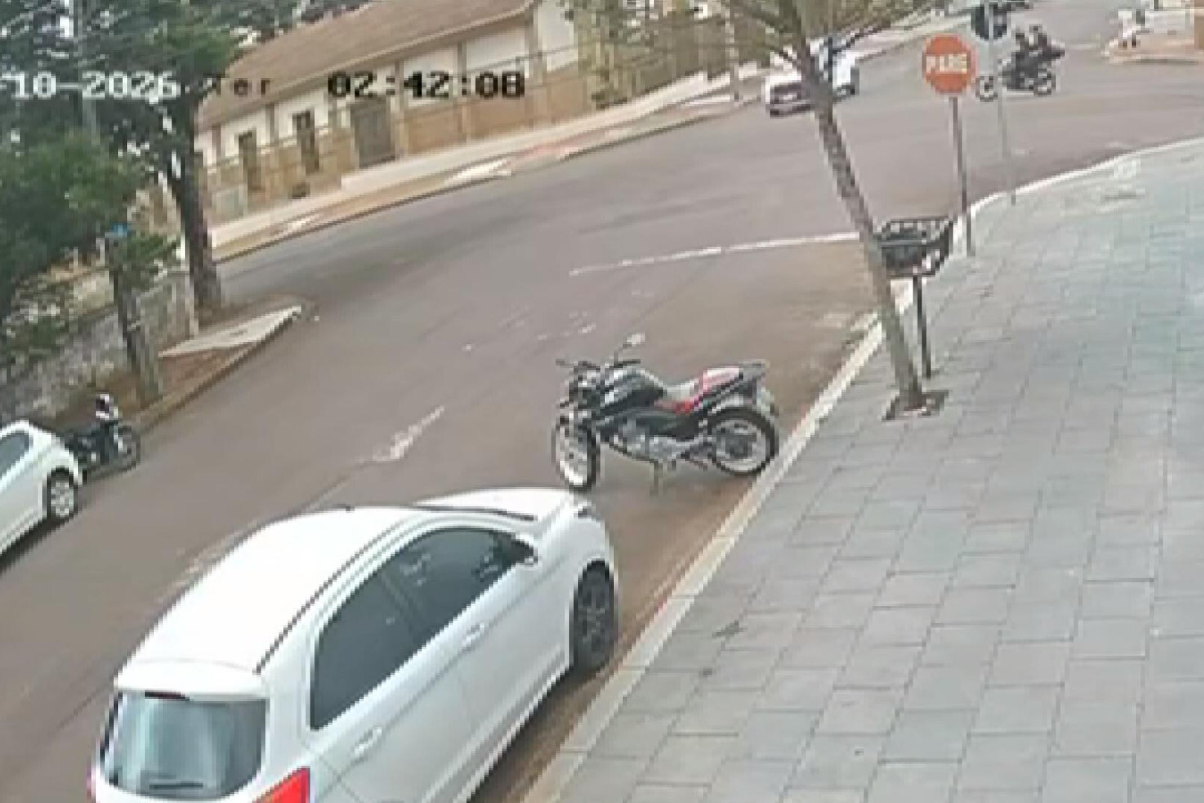 Mulher que levava filho na garupa de moto morre ao bater em carro que furou preferencial, em Cascavel