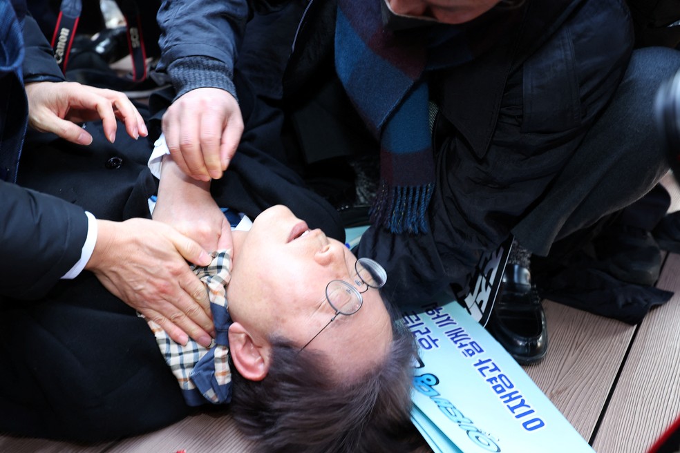 Lee Jae-myung foi esfaqueado enquanto visitava uma obra na Coreia do Sul, em 2 de janeiro de 2024 — Foto: Yonhap via Reuters
