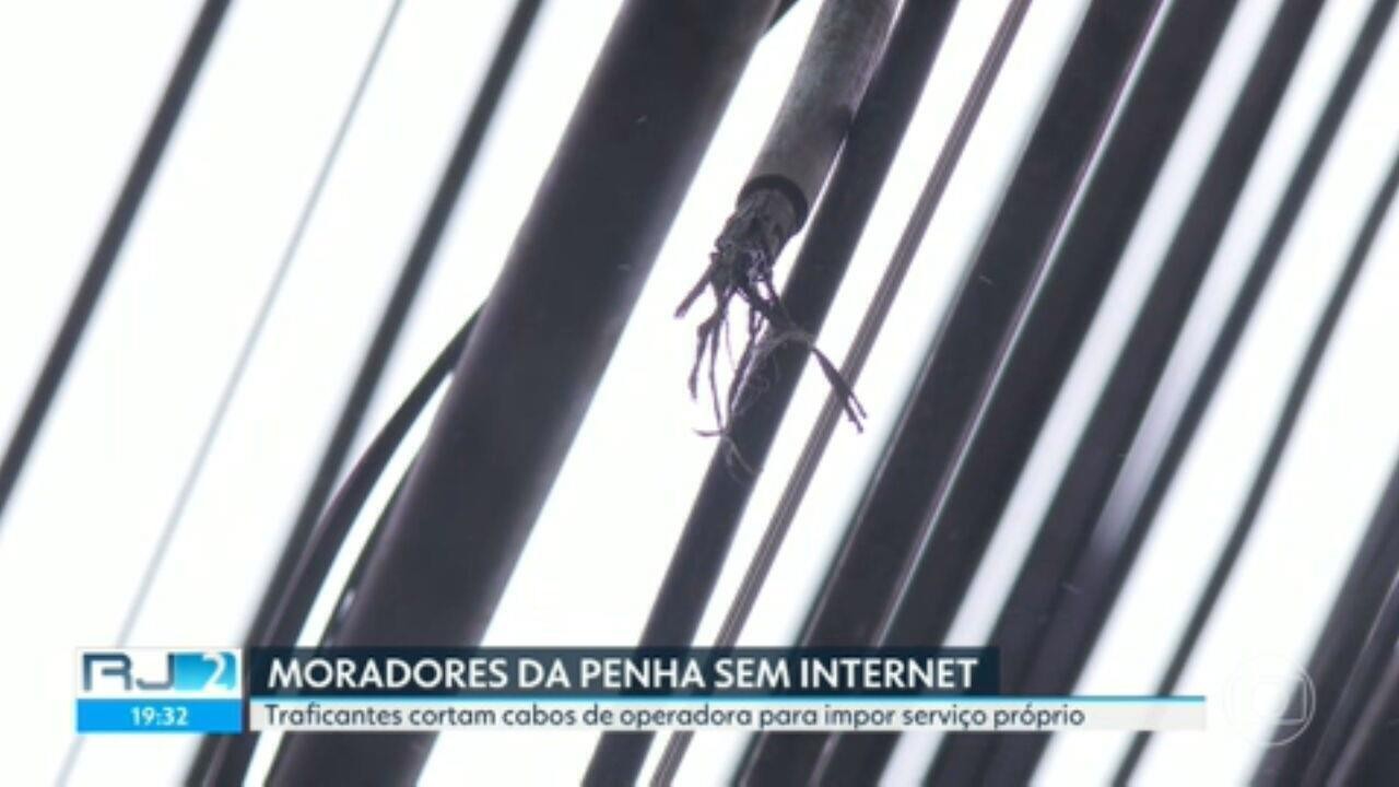 Moradores da Penha denunciam que traficantes têm feito cortes na internet para oferecer seu próprio serviço