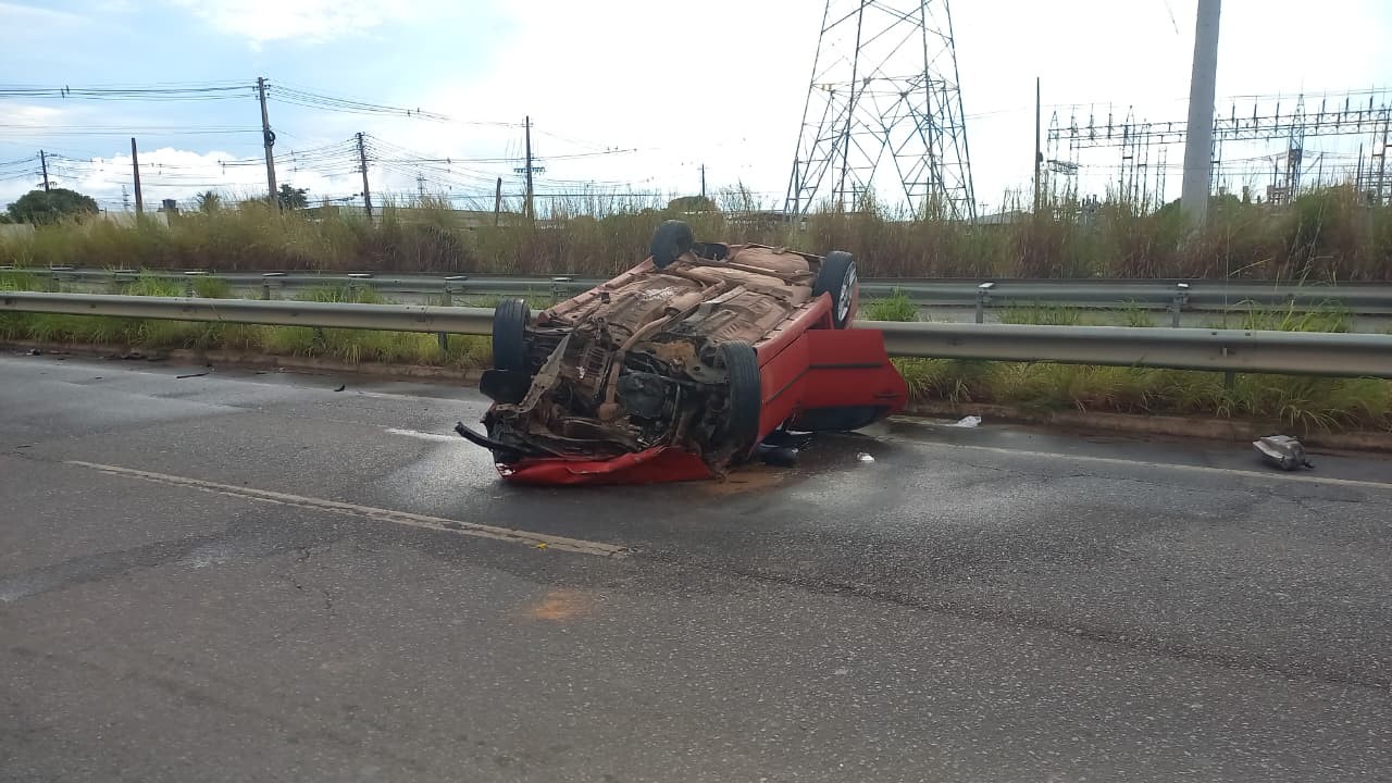 Motorista capota carro após bater na traseira de caminhão em Boa Vista