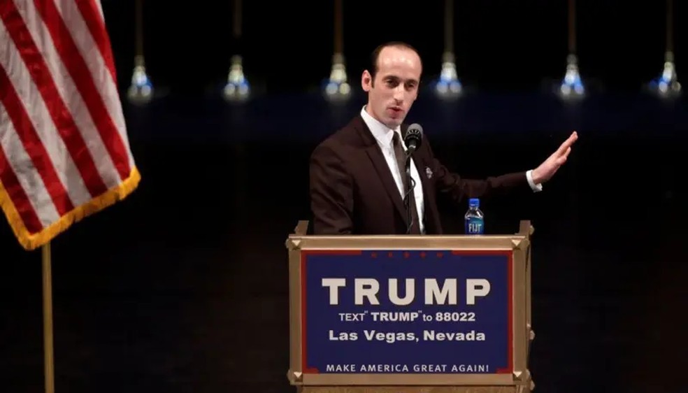 Miller discursa em um comício de Trump em 2016 — Foto: Getty Images