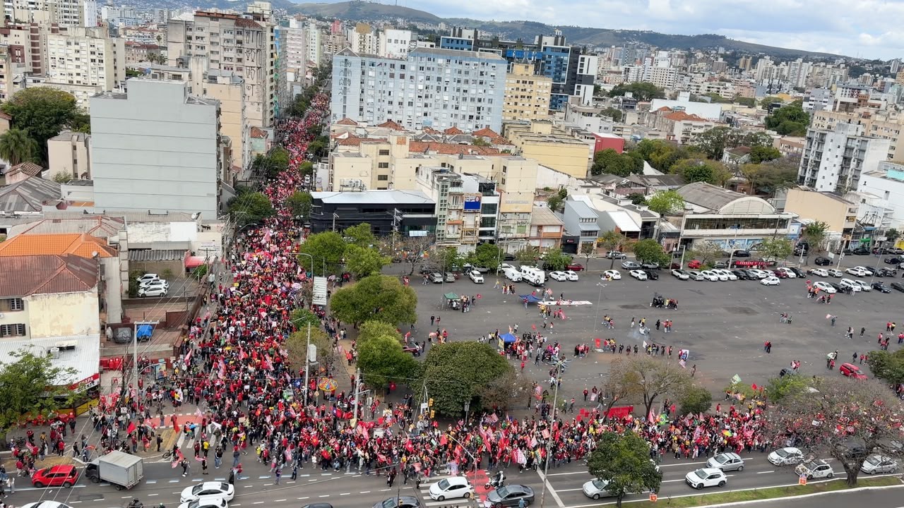 Apoiadores fazem ato para Lula em Porto Alegre