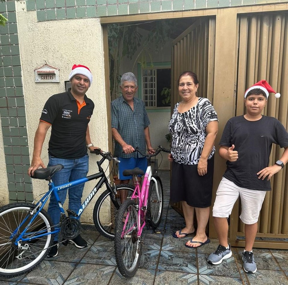 Elton durante uma das entregas em Patos de Minas — Foto: Elton Carlos Batista/Arquivo Pessoal