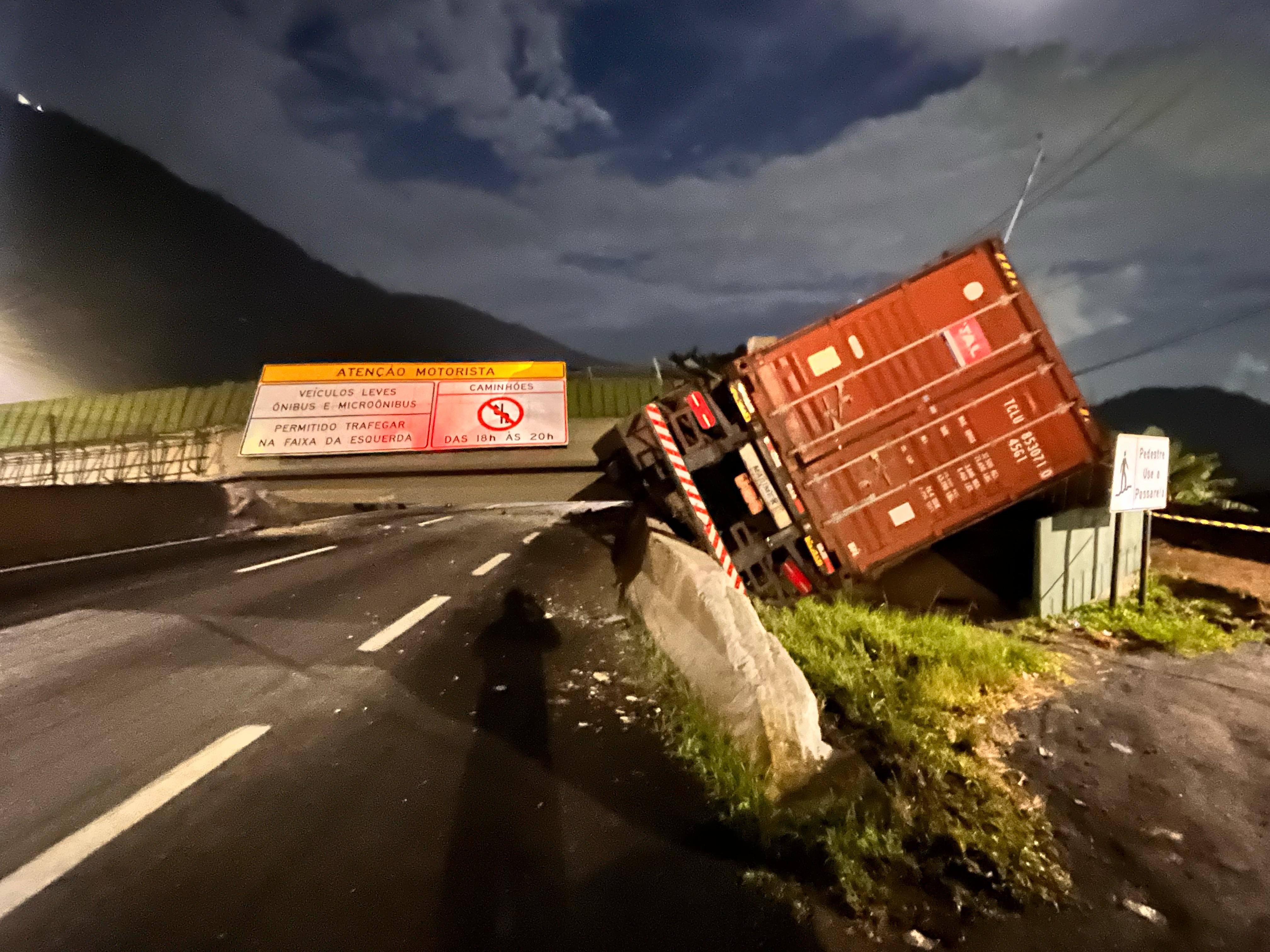 Carreta derruba passarela de pedestres e interdita Via Anchieta em SP; VÍDEO