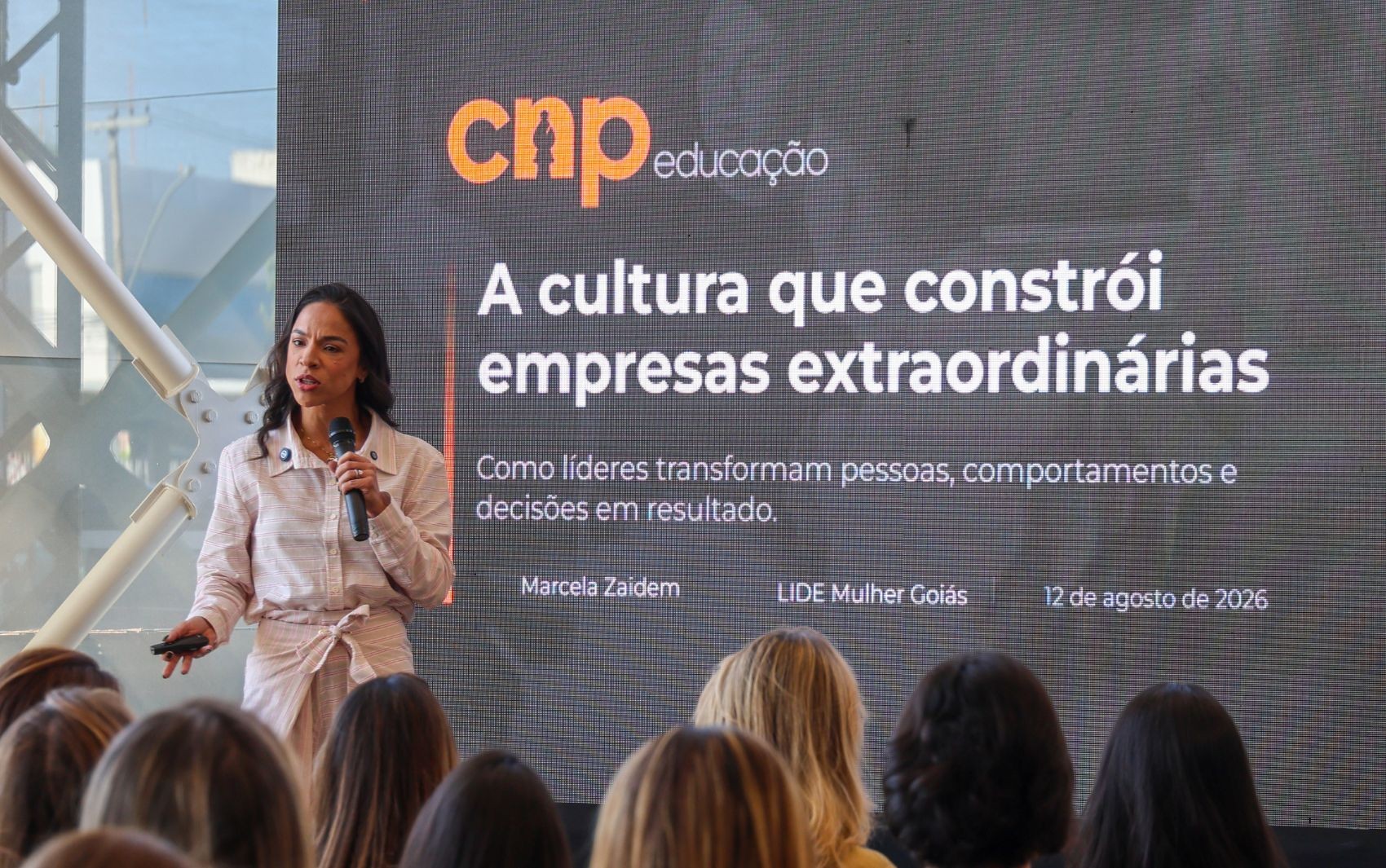 Marcela Zaidem fala sobre liderança e conquista de resultados por meio da gestão de pessoas em evento para mulheres, em Goiânia