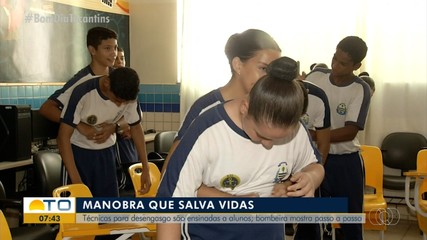 Estudantes aprendem manobra de desengasgo ensinada por bombeiro