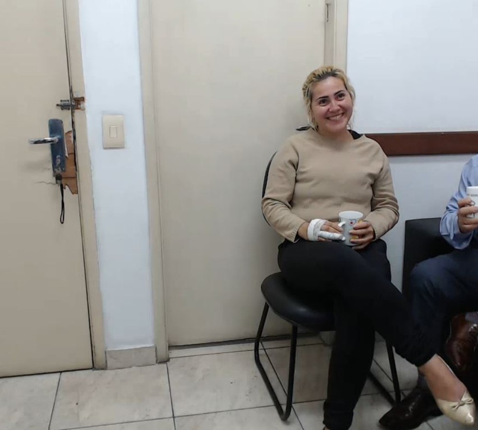 Ana Paula Fernandes ri durante o seu interrogatório à polícia. Ela é considerada uma 'serial killer' pela investigação — Foto: Reprodução