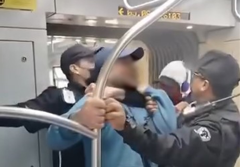 Segurança da CPTM aplica mata-leão para imobilizar ambulante durante abordagem em trem da linha 11-Coral 