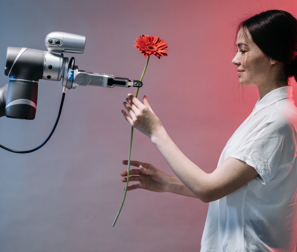 Robô entrega flor à mulher — Foto: Foto de Pavel Danilyuk