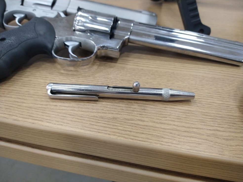 Entre as armas apreendidas durante a operação está uma caneta que atira. — Foto: Davi César/ SVM