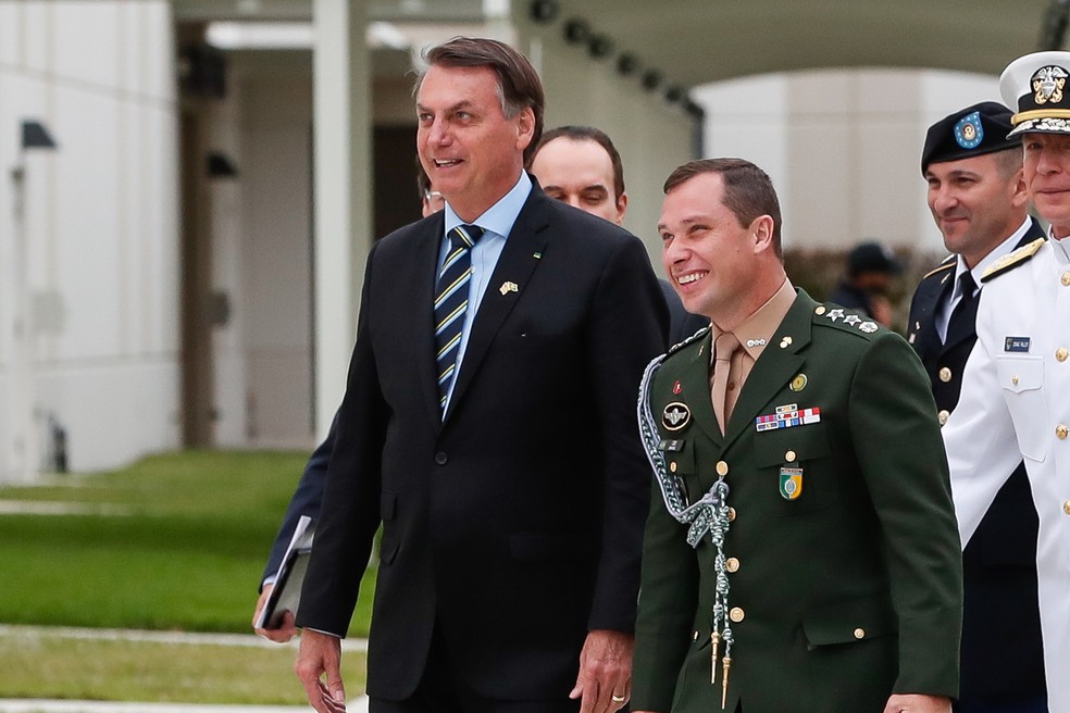 Jair Bolsonaro e Mauro Cid em imagem de março de 2020 — Foto: Alan Santos/PR