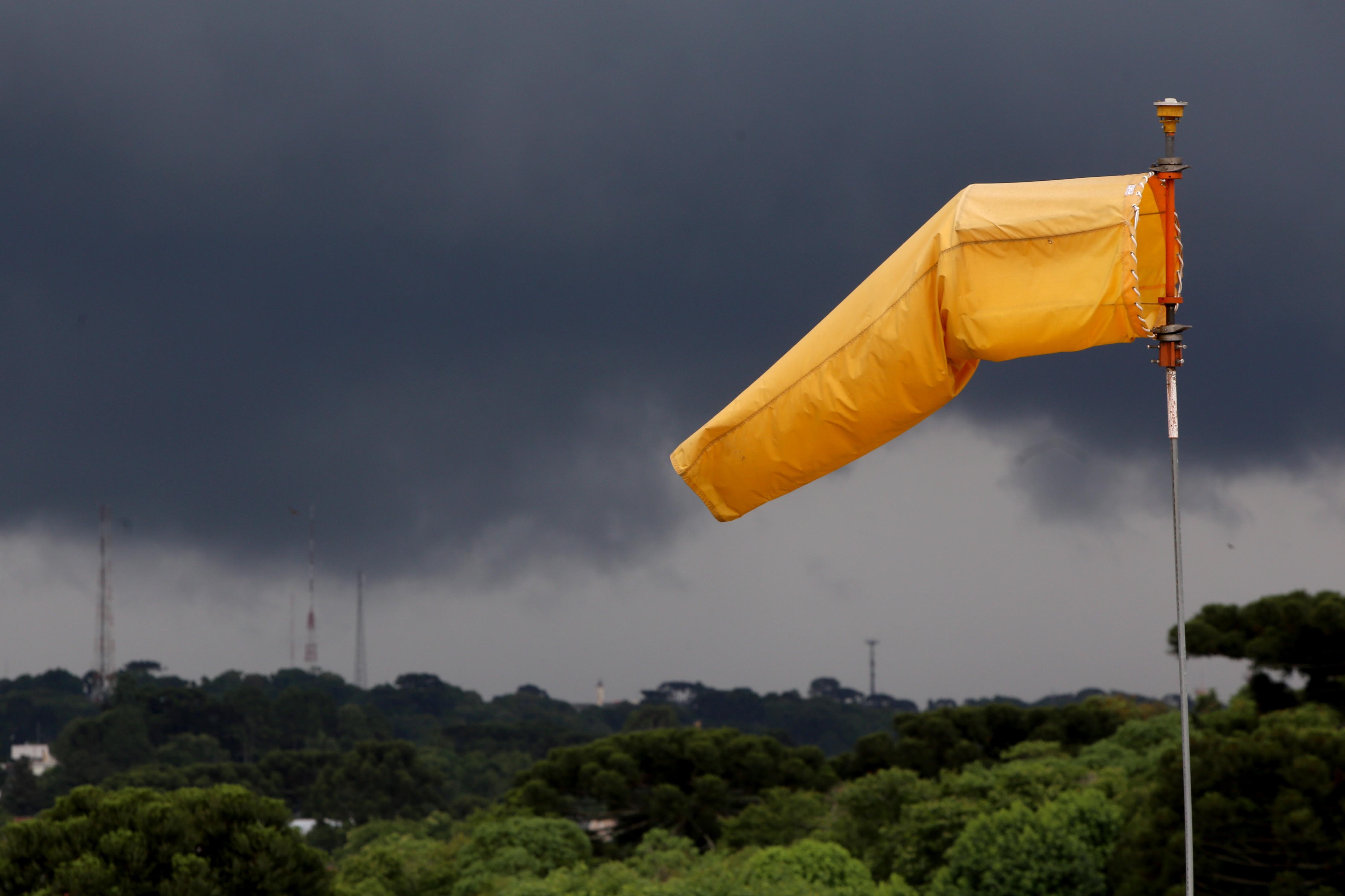 Inmet emite novo alerta de perigo de tempestade e ventos de até 100 km/h para 44 municípios do Paraná; veja quais