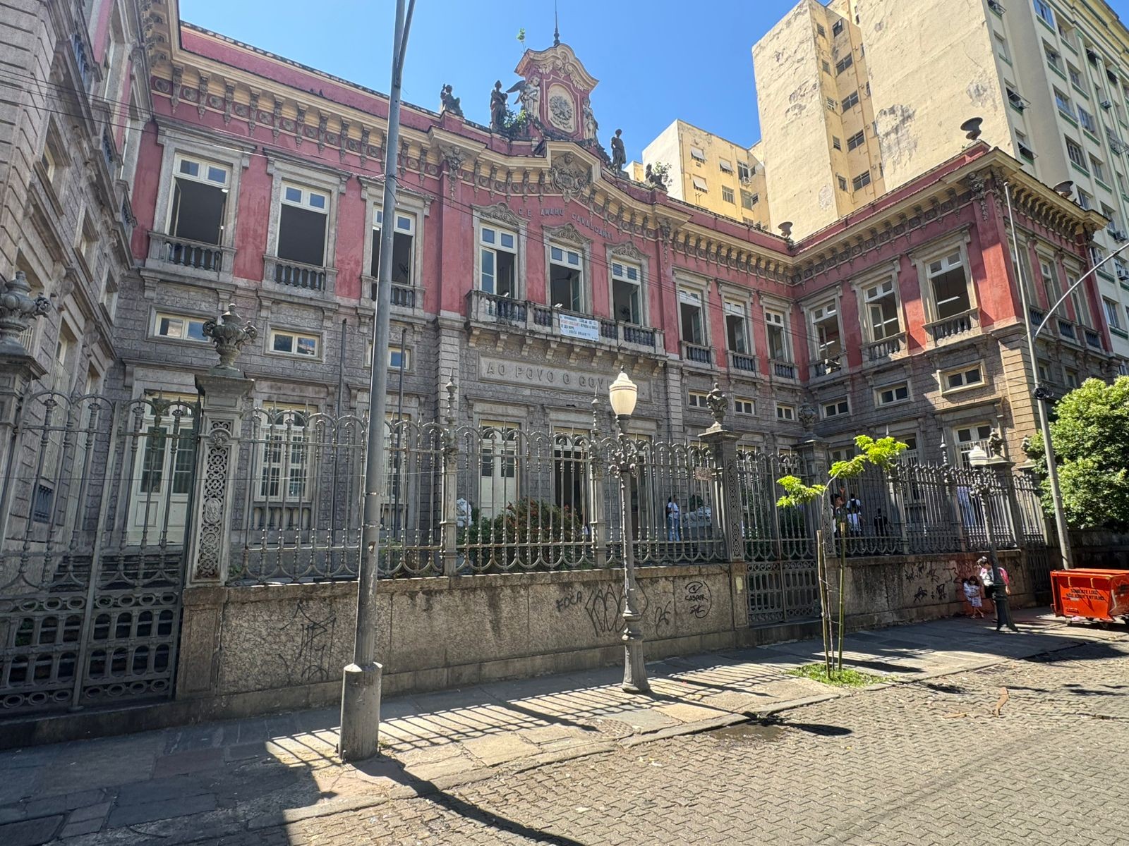 Colégio denuncia professor por assédio em 2025 após protesto de alunos e agressão da PM