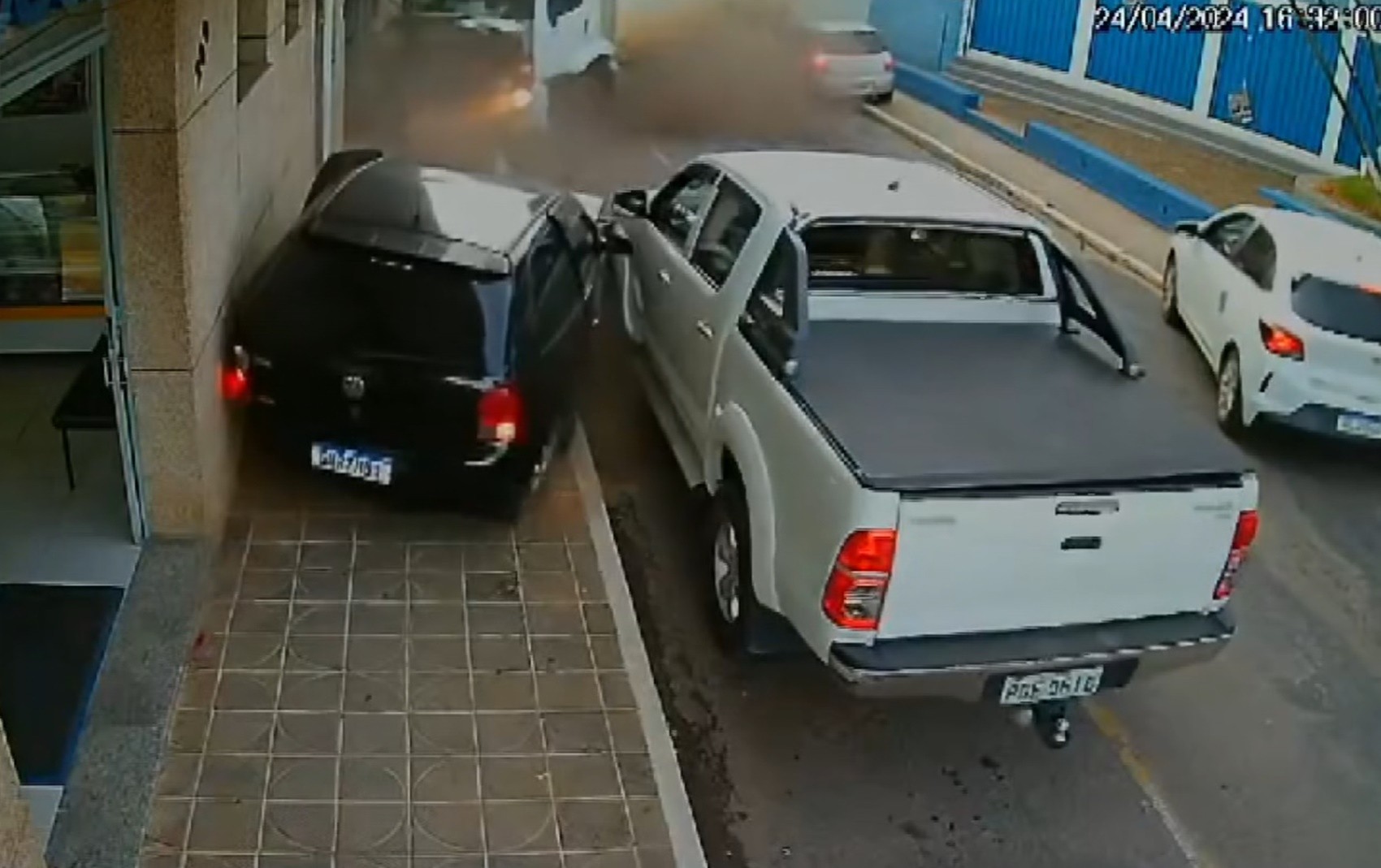 VÍDEO: Caminhão perde freio e atinge veículos estacionados próximo a estádio em Andradas, MG