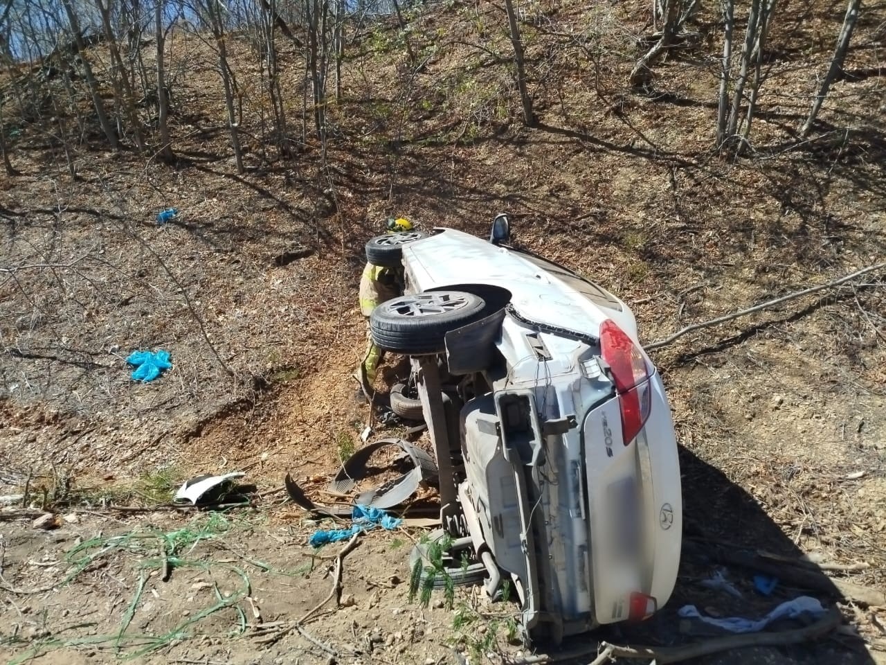 Casal escapa ileso após carro capotar por ultrapassagem perigosa