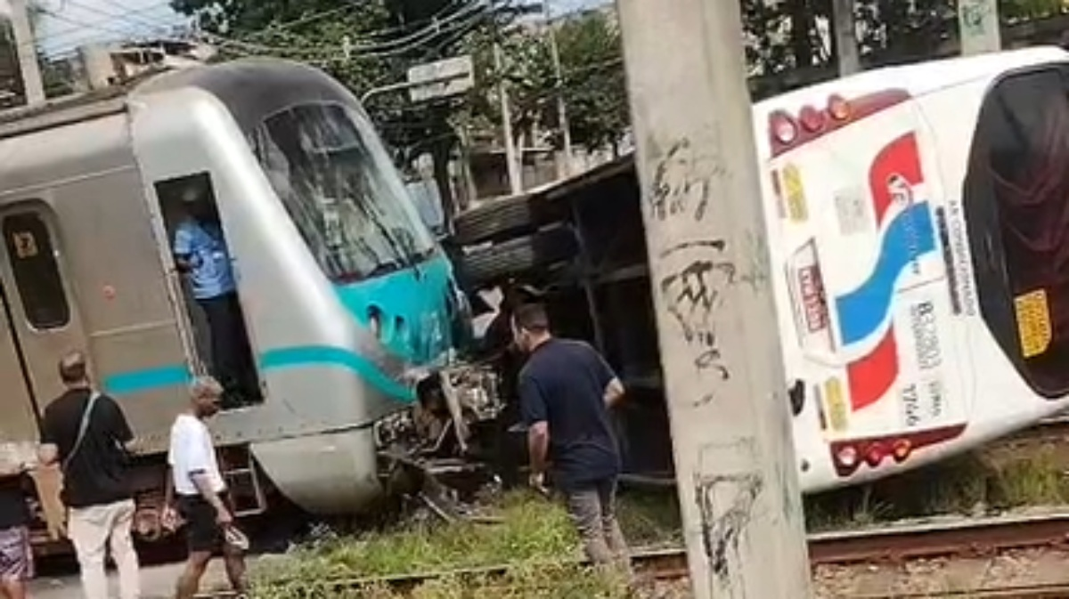 Ônibus é atingido por trem e tomba em passagem de nível em Costa Barros, no Rio