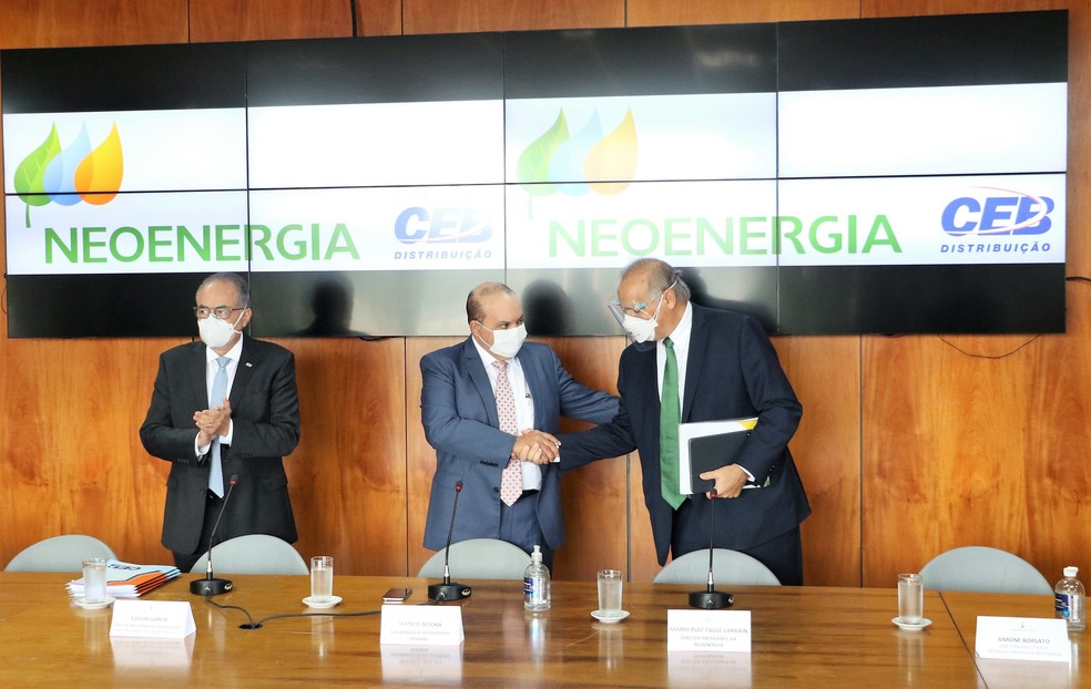 CEB Distribuição: Ibaneis assina contrato de privatização; Neoenergia não  descarta aumento da tarifa, Distrito Federal