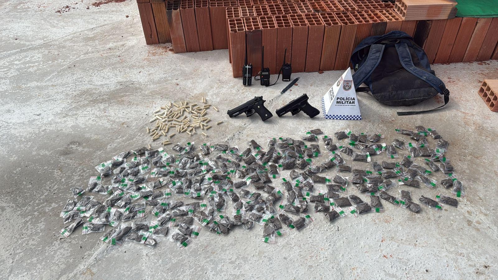 Homem com dez passagens pela polícia é preso por tráfico de drogas em Maricá