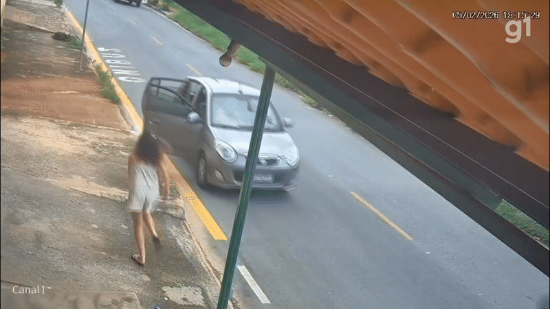 VÍDEO: barbeiro pula em carro desengatado e salva crianças