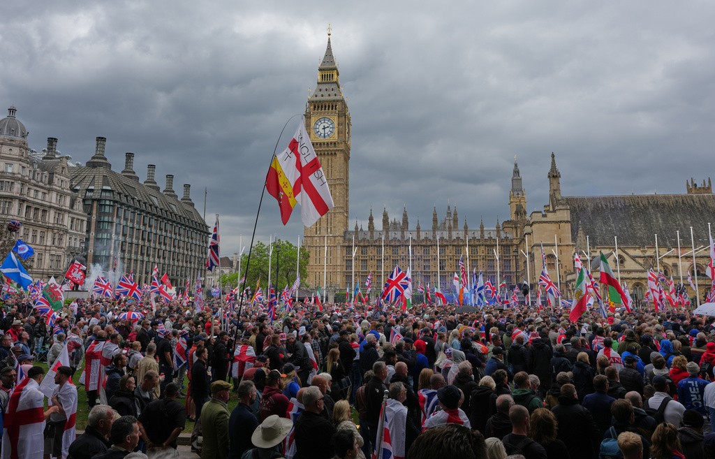 Londres registra grandes manifestações em meio à crise política do governo Starmer