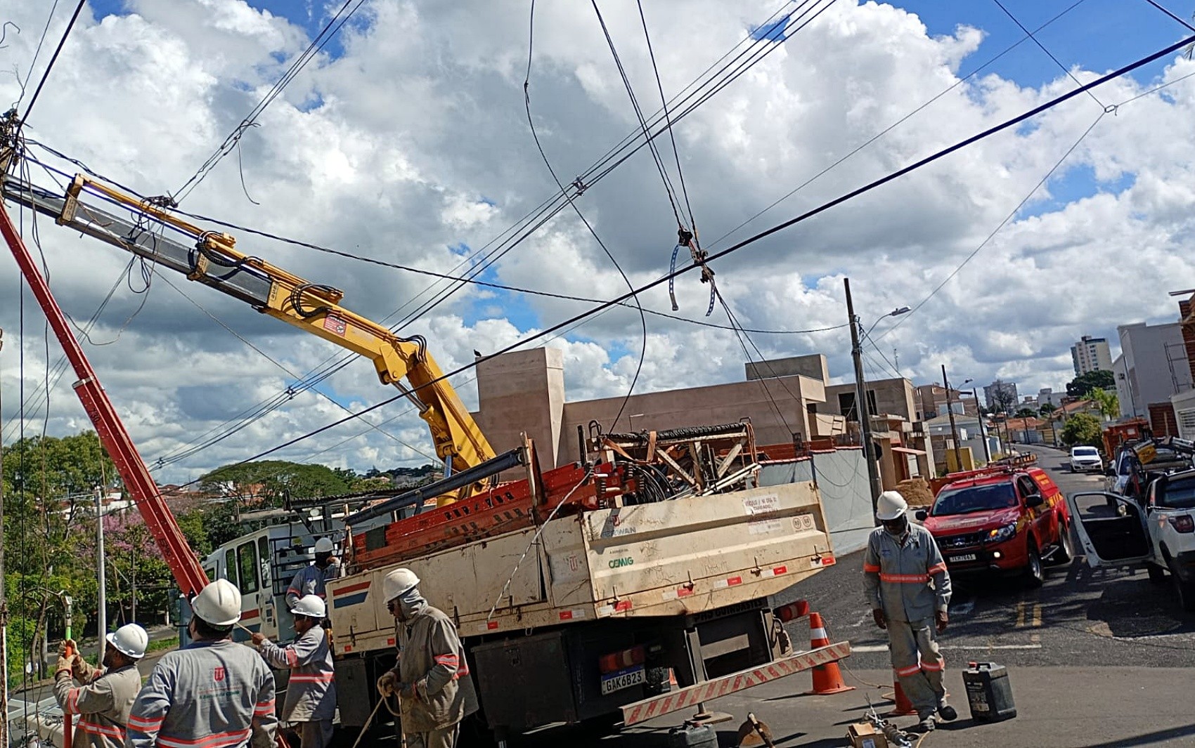 Trabalhador cai de mais de 5 metros durante manutenção na rede elétrica em São Sebastião do Paraíso, MG