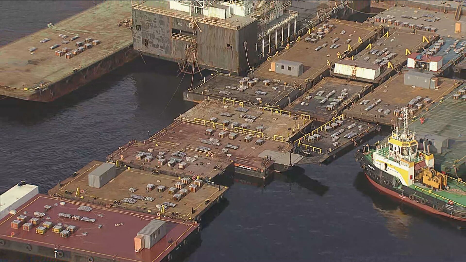 Balsas com fogos para o réveillon passam por vistoria da Capitania dos Portos antes de seguir para Copacabana