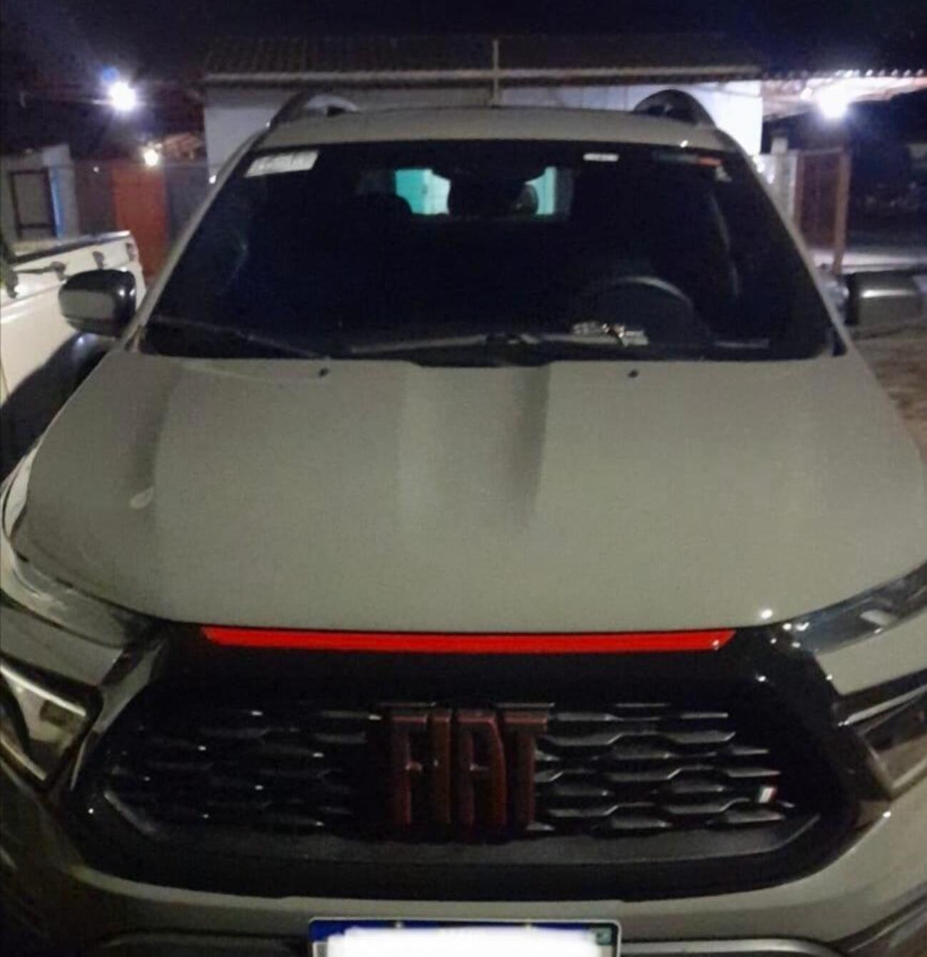 Após interceptar moto, homem desce de caminhonete e rouba celular de mulher que seguia para o trabalho