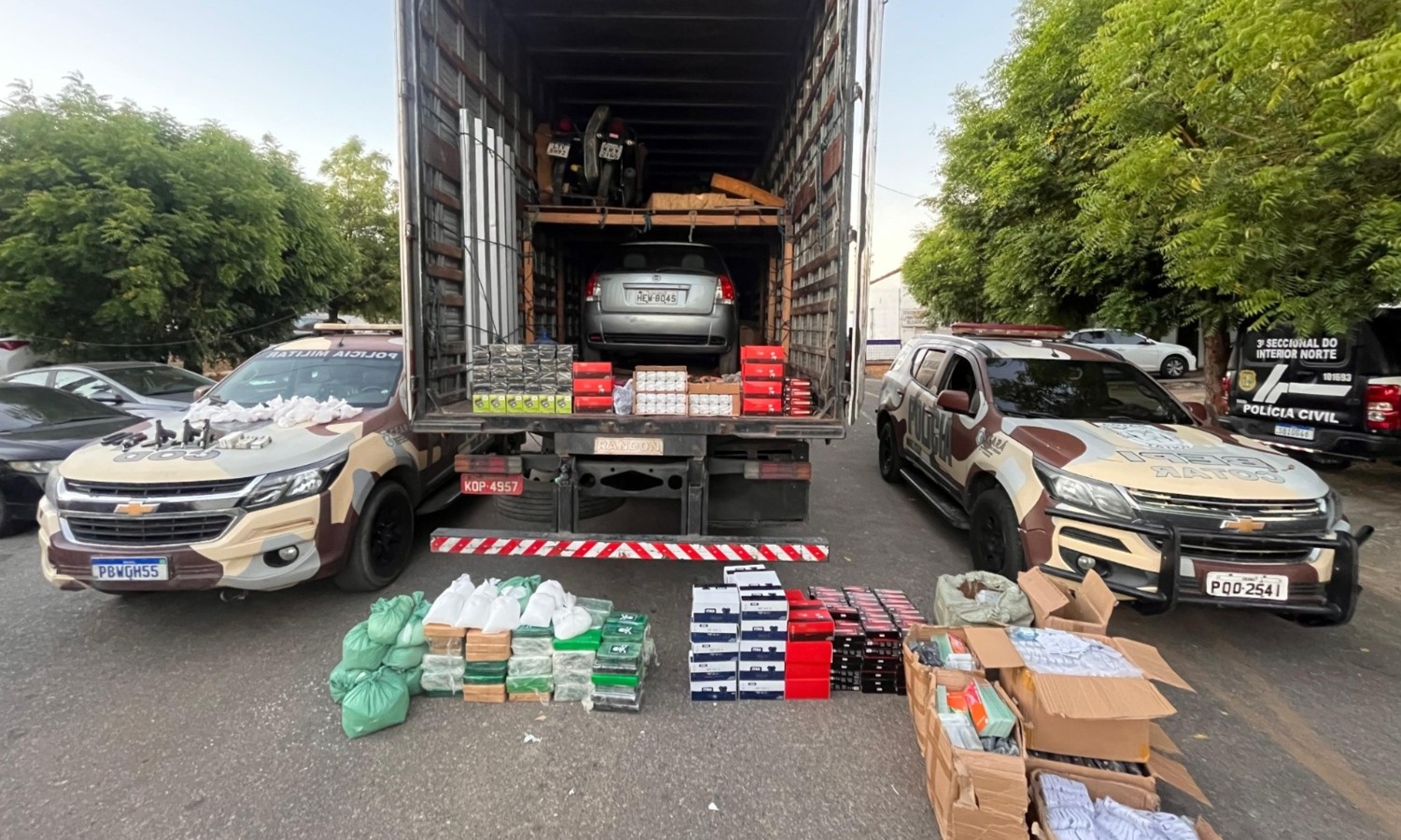 Polícia apreende 145 kg de drogas, armas e munições em caminhão que saiu do Rio de Janeiro para o Ceará