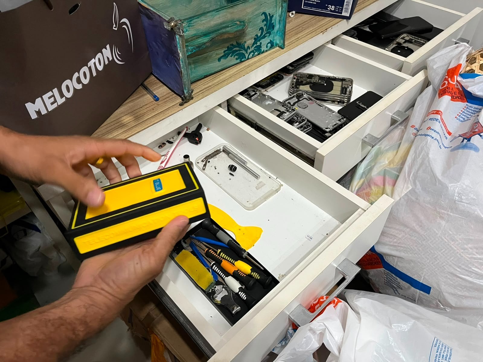 Três pessoas são presas em operação contra grupo suspeito de roubar celulares de alto valor na Bahia
