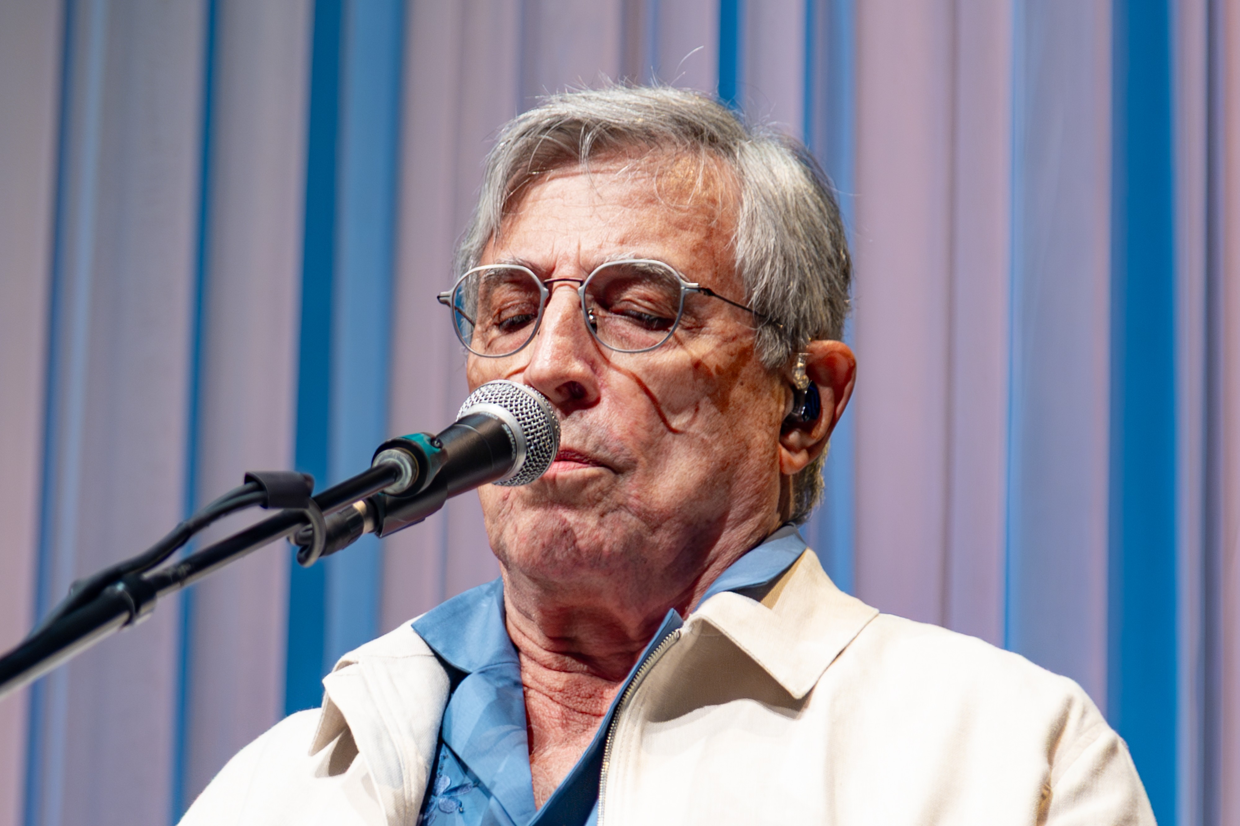 Ivan Lins celebra Preta Gil com canção ‘Vitoriosa’ na estreia nacional de show que teve réquiem para meninos de Gaza