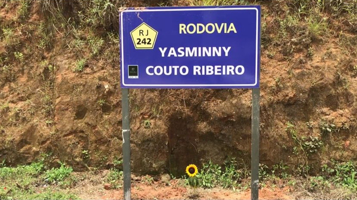 Placa em rodovia homenageia Yasminny Couto Ribeiro, vítima de feminicídio em Sumidouro
