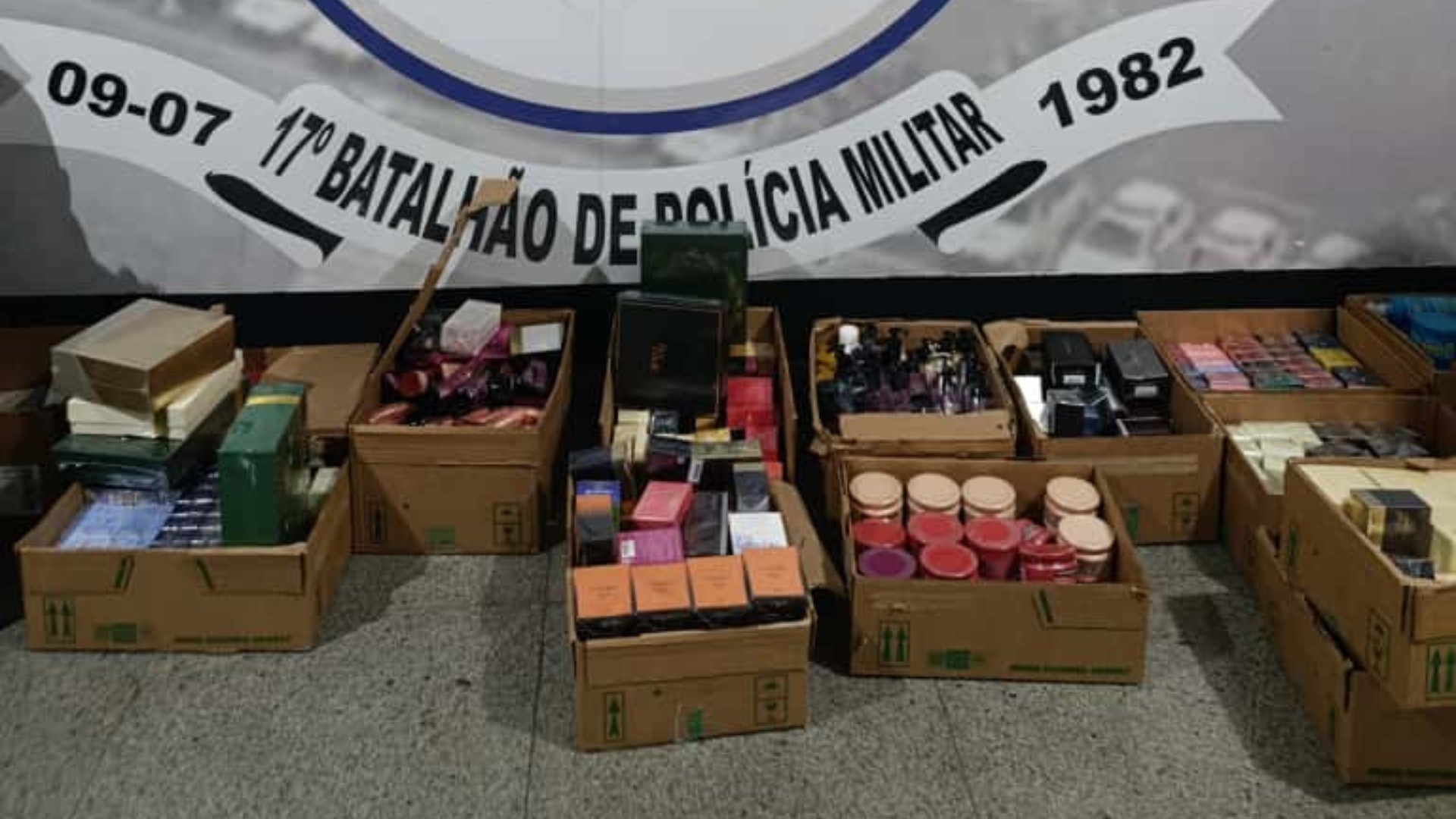 Perfumes, cremes para cabelo e desodorantes: dupla é presa por furtar 600 cosméticos em Uberlândia