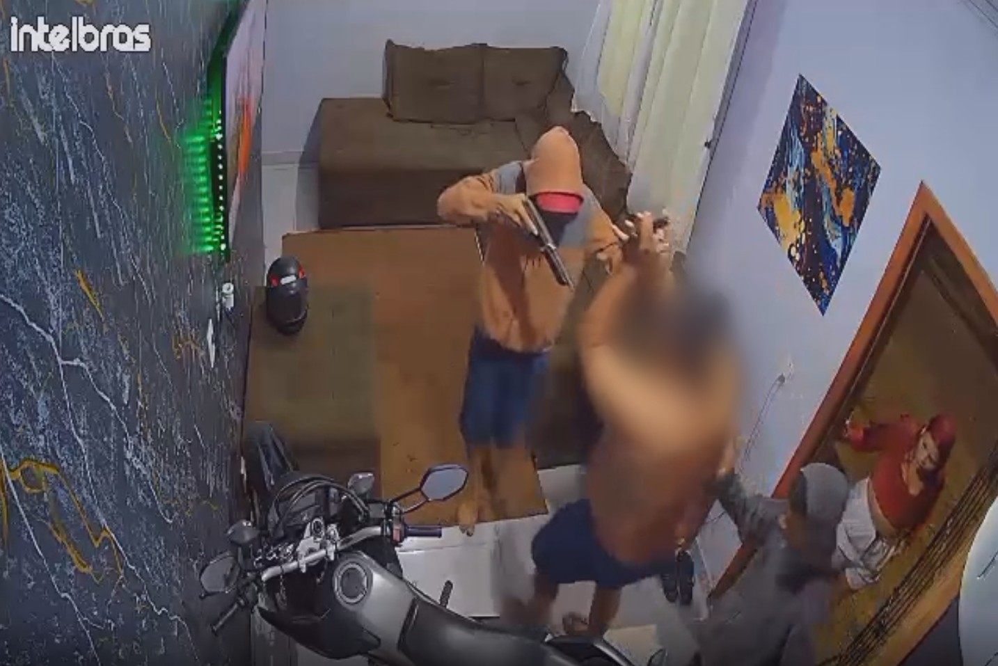 Trio armado invade casa e assalta morador em Tucuruí, no Pará; câmera de segurança flagra
