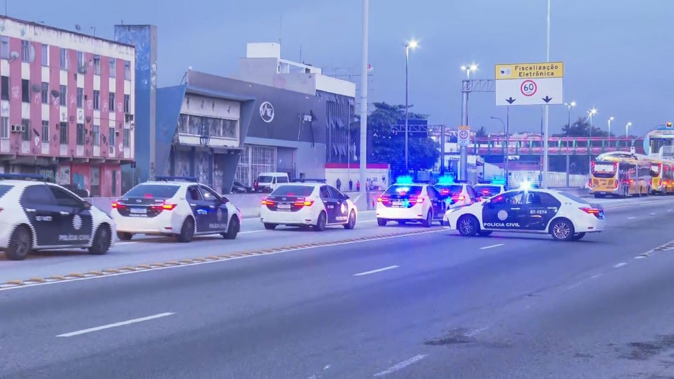 Avenida Brasil é fechada por causa de operação policial na altura da Penha, na Zona Norte do Rio — Foto: Reprodução/ TV Globo