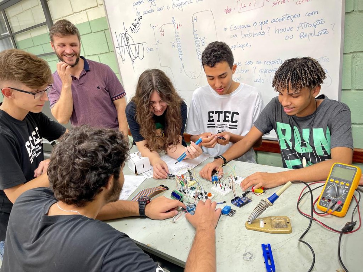 Estudantes criam óculos que ajudam pessoas com deficiência visual a identificarem obstáculos e cores; entenda tecnologia | Piracicaba e Região