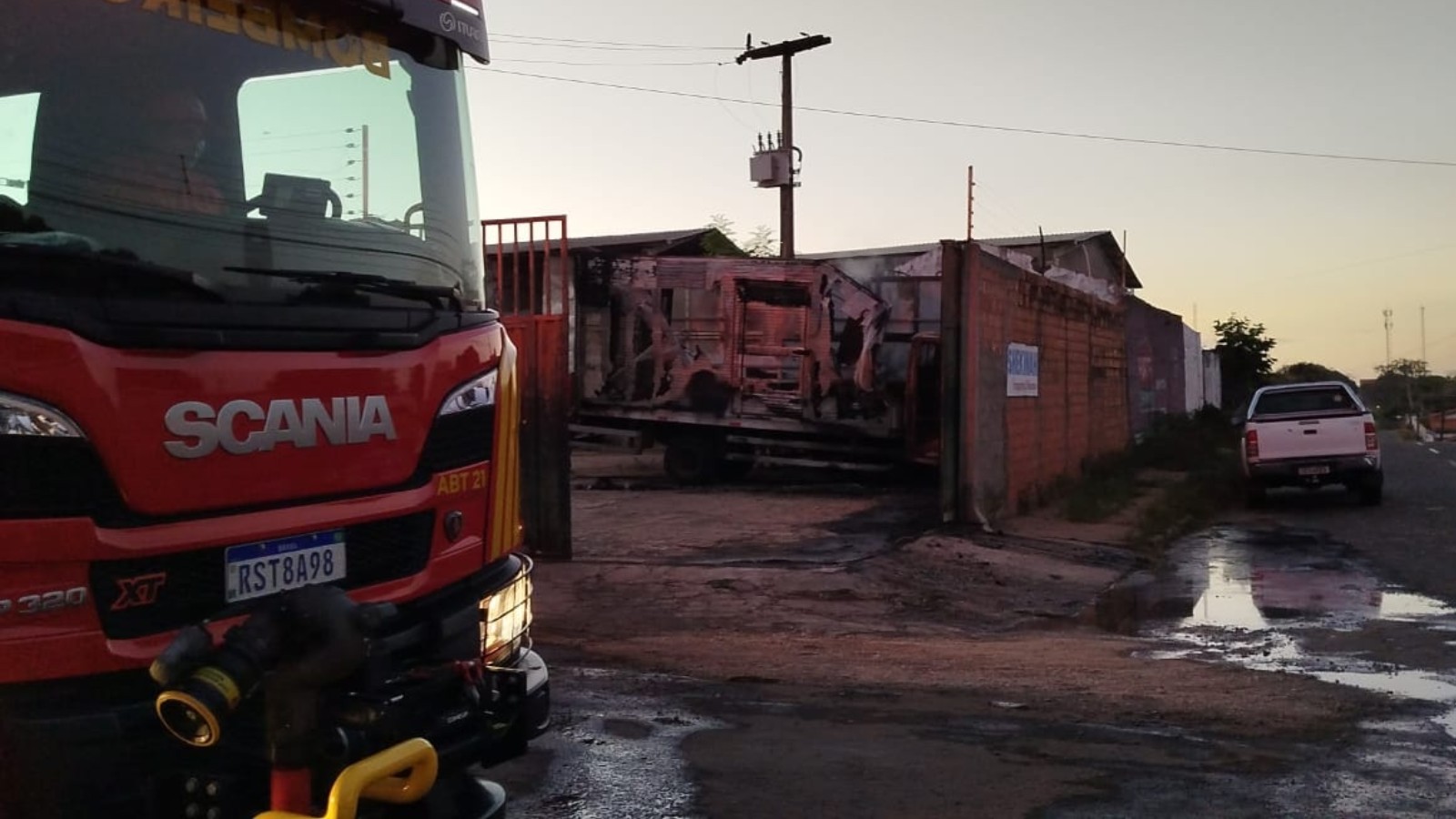Carreta pega fogo em estacionamento de transportadora em Teresina