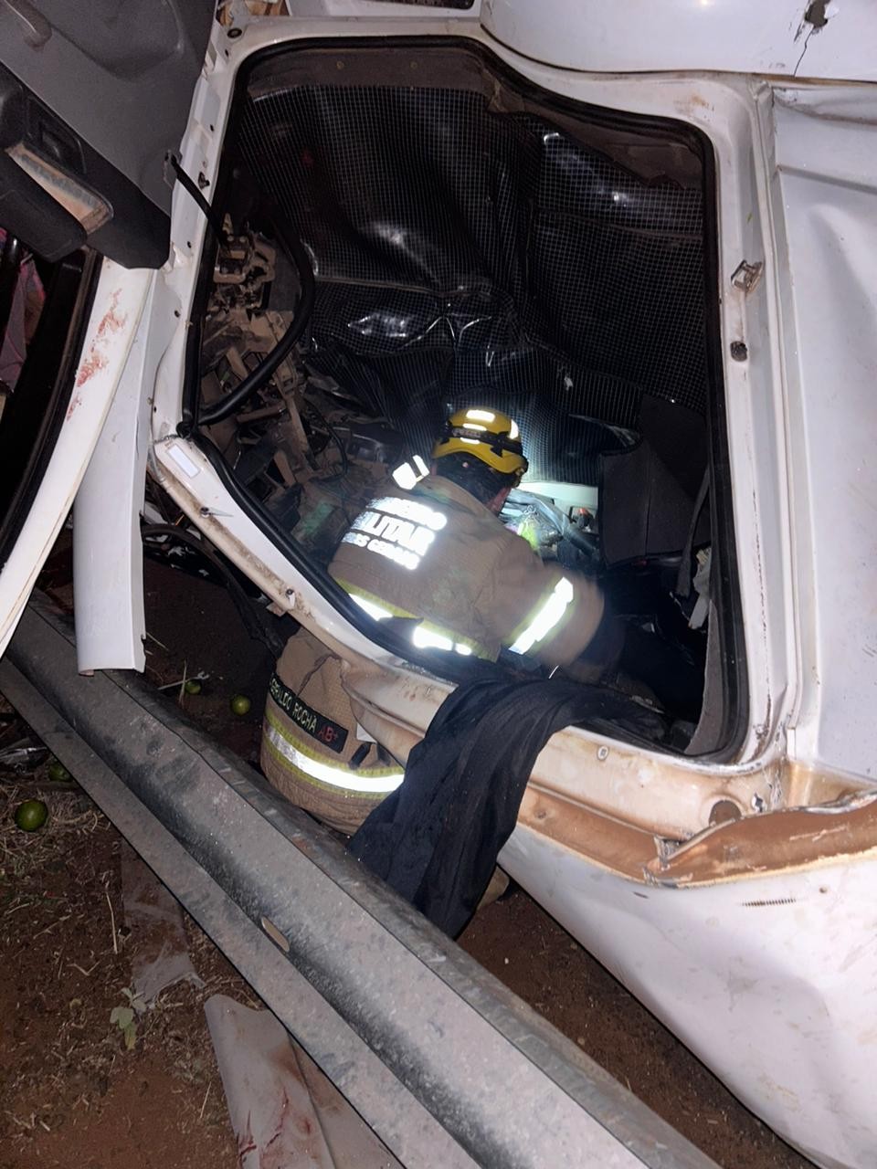 Caminhão capota e motorista preso nas ferragens é resgatado com vida pelos bombeiros na BR-364