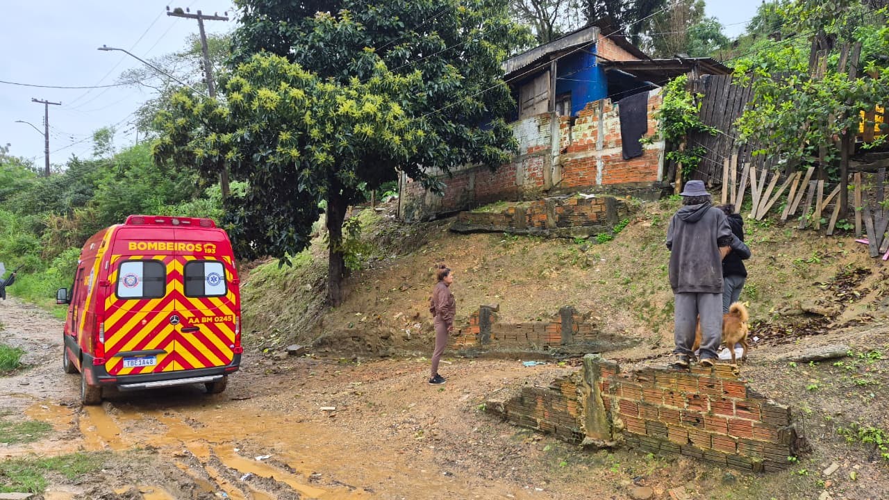 Família morre soterrada enquanto dormia após barranco desabar em cima de casa durante temporal, no Paraná