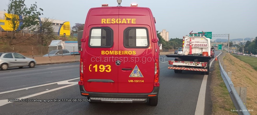 A concessionária que administra a rodovia e o Samu atendem o acidente no quilômetro 60,2 da SP-330 — Foto: Artesp/Divulgação